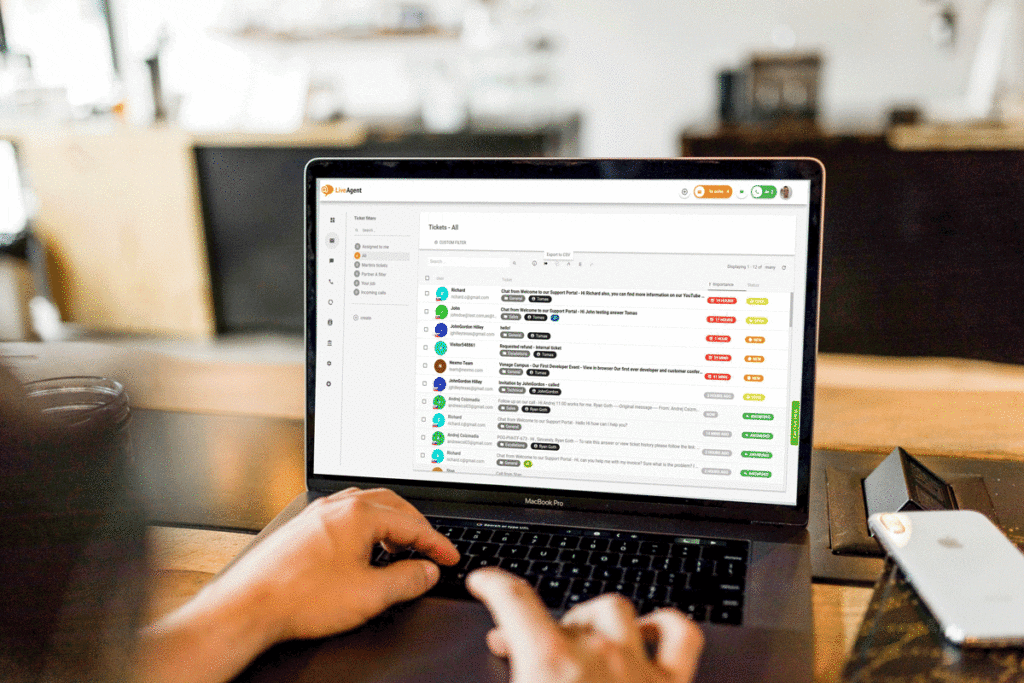 Универсальный входящий ящик LiveAgent на экране компьютера